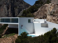 Дом на скале от Fran Silvestre Arquitectos. Кальп, Испания.