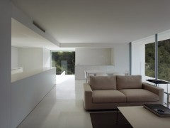 Дом на скале от Fran Silvestre Arquitectos. Кальп, Испания.
