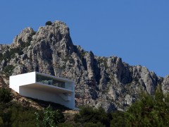 Дом на скале от Fran Silvestre Arquitectos. Кальп, Испания.
