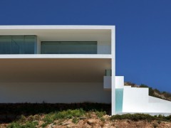 Дом на скале от Fran Silvestre Arquitectos. Кальп, Испания.