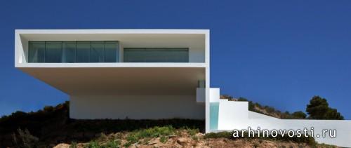 Дом на скале от Fran Silvestre Arquitectos. Кальп, Испания.