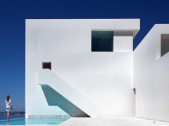 Дом на скале от Fran Silvestre Arquitectos. Кальп, Испания.