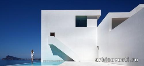 Дом на скале от Fran Silvestre Arquitectos. Кальп, Испания.