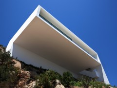 Дом на скале от Fran Silvestre Arquitectos. Кальп, Испания.