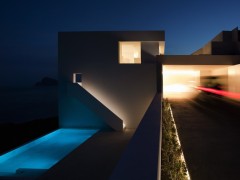 Дом на скале от Fran Silvestre Arquitectos. Кальп, Испания.