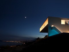 Дом на скале от Fran Silvestre Arquitectos. Кальп, Испания.