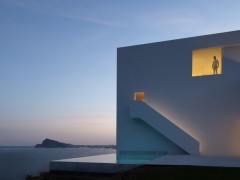 Дом на скале от Fran Silvestre Arquitectos. Кальп, Испания.