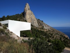 Дом на скале от Fran Silvestre Arquitectos. Кальп, Испания.
