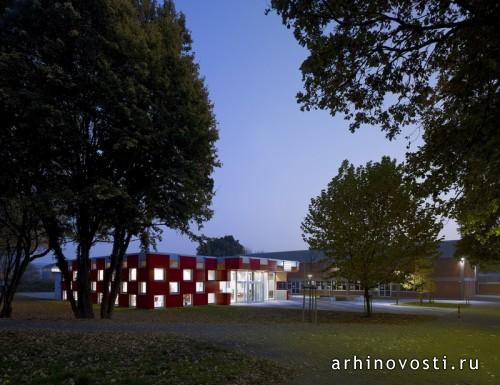 Школьная столовая от SpreierTrenner Architekten. Зальмталь, Германия.