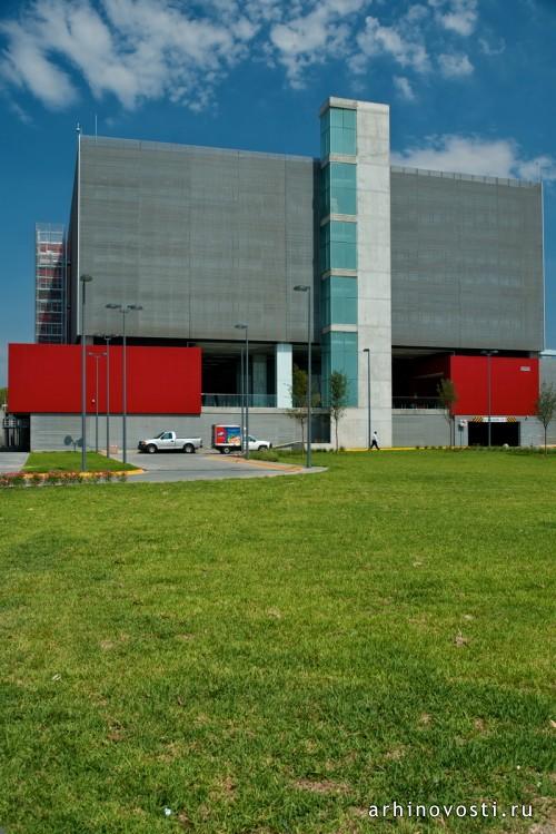 Центр по работе с клиентами банка Banorte от LeNoir & Asoc. Estudio de Arquitectura. Монтеррей, Мексика.