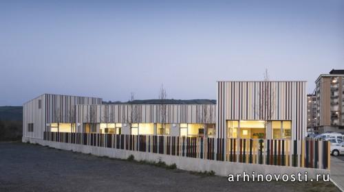 Полосатый детский сад от Ignacio Quemada Arquitectos. Сараус, Испания.