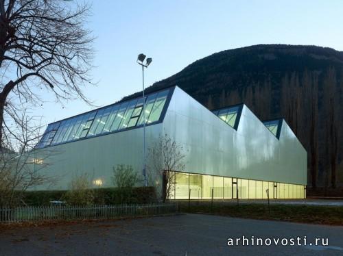 Спортивный комплекс «Три-в-одном» от Savioz Fabrizzi Architectes. Парсе-Меле, Франция.