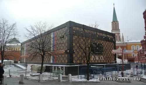 Чемодан Louis Vuitton на Красной Площади. Москва