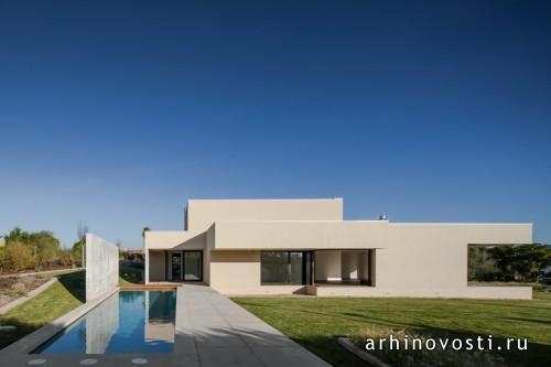 Жилой дом от Estúdio Urbano Arquitectos. Белаш, Португалия.