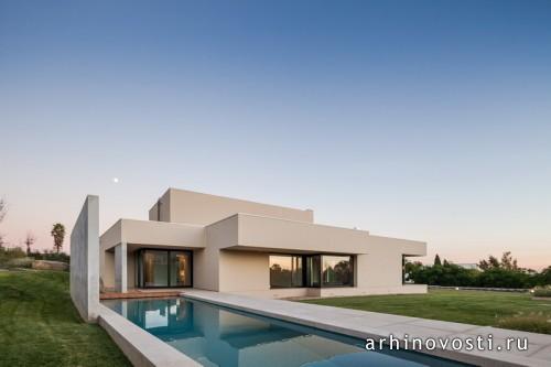 Жилой дом от Estúdio Urbano Arquitectos. Белаш, Португалия.