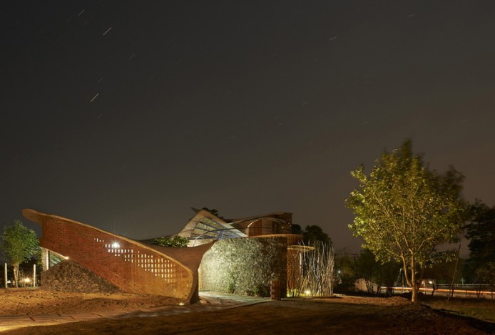 Плавные линии кирпичного дома от iStudio architecture