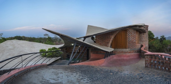 Плавные линии кирпичного дома от iStudio architecture