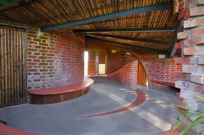 Плавные линии кирпичного дома от iStudio architecture