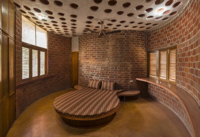 Плавные линии кирпичного дома от iStudio architecture