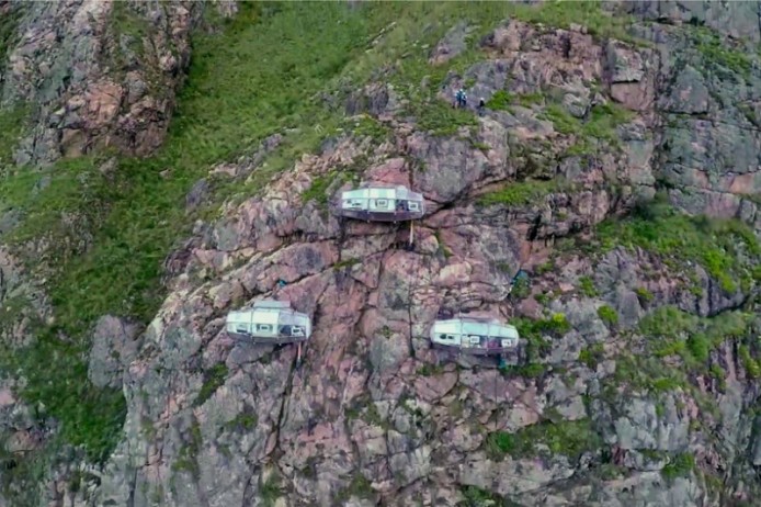 Прозрачные спальные капсулы в скалах в Перу