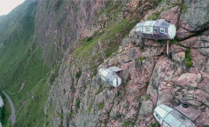Прозрачные спальные капсулы в скалах в Перу