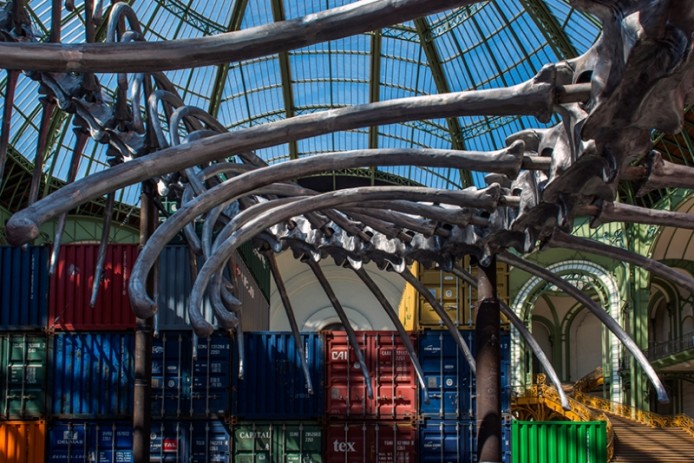 Хуанг Йонг Пинг (Huang Yong Ping) выпускает 250-метровую змею в Париже, Франция.