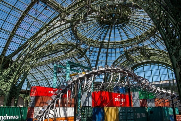 Хуанг Йонг Пинг (Huang Yong Ping) выпускает 250-метровую змею в Париже, Франция.