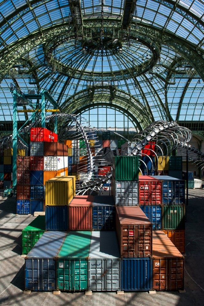 Хуанг Йонг Пинг (Huang Yong Ping) выпускает 250-метровую змею в Париже, Франция.