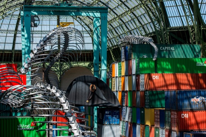 Хуанг Йонг Пинг (Huang Yong Ping) выпускает 250-метровую змею в Париже, Франция.