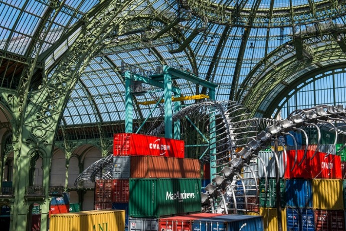 Хуанг Йонг Пинг (Huang Yong Ping) выпускает 250-метровую змею в Париже, Франция.