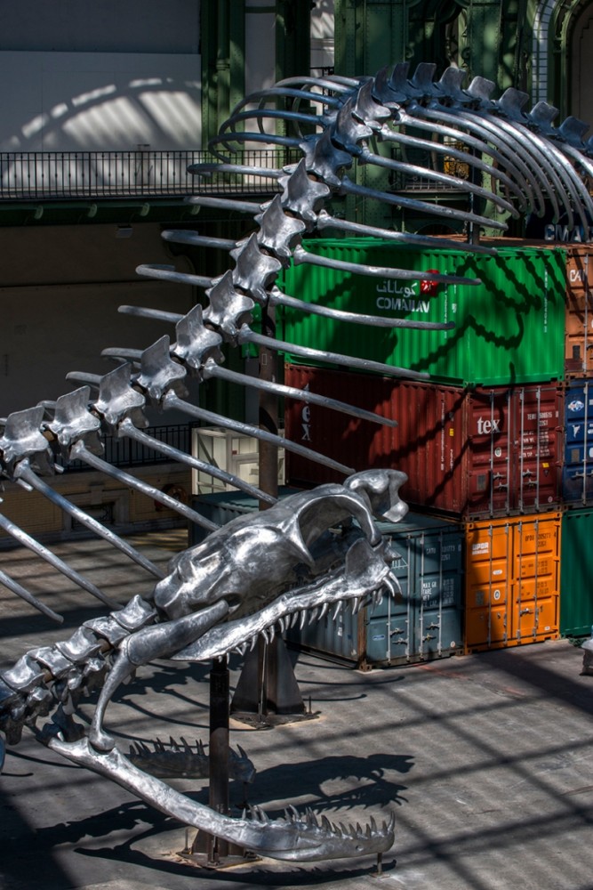 Хуанг Йонг Пинг (Huang Yong Ping) выпускает 250-метровую змею в Париже, Франция.