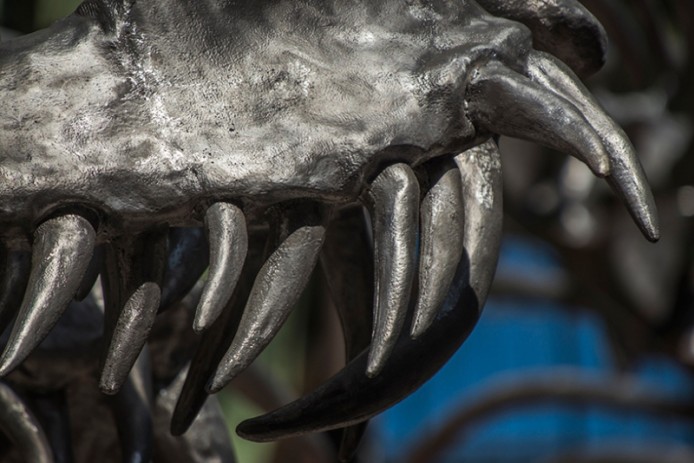 Хуанг Йонг Пинг (Huang Yong Ping) выпускает 250-метровую змею в Париже, Франция.