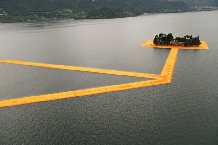 Плавучий пирс от Christo привлекает туристов в Италии