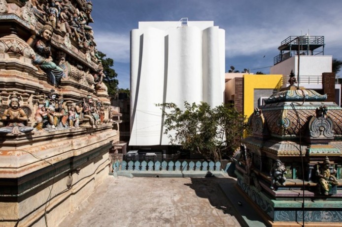 Медицинский центр по соседству с древним храмом от Cadence, Бангалор, Индия.