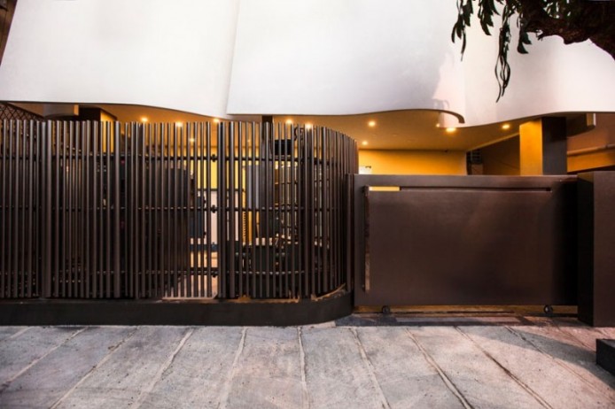 Медицинский центр по соседству с древним храмом от Cadence, Бангалор, Индия.