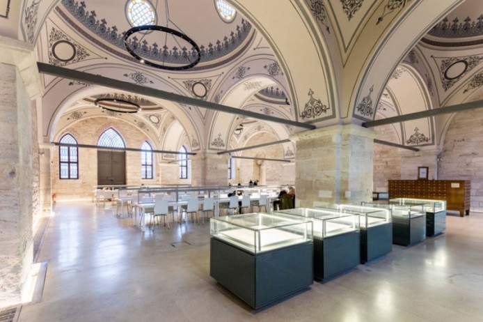 Студия Tabanlioglu Architects обновляет старейшую библиотеку Стамбула.