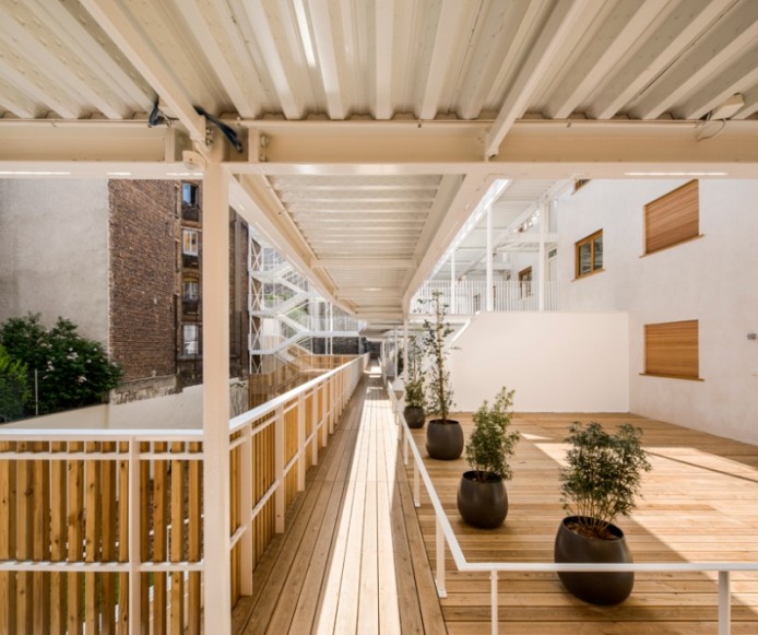 Жилой пристрой над спортзалом от AAVP architecture, Париж, Франция.