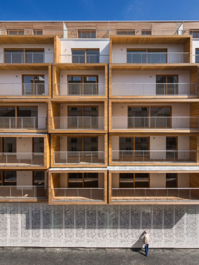 Жилой пристрой над спортзалом от AAVP architecture, Париж, Франция.